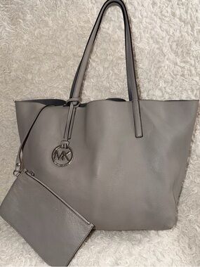 MICHAEL KORS Izzy Large Reversible Leather Tote Bag In Grey